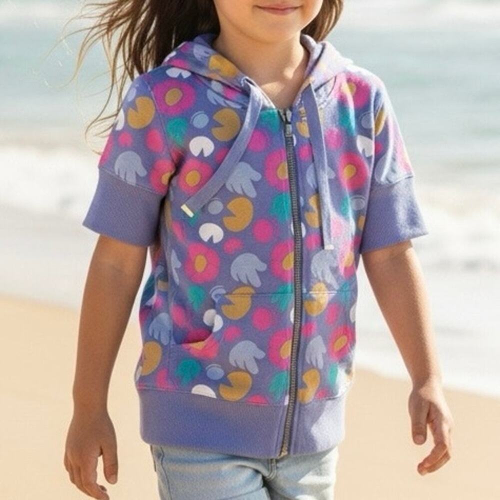 Kidrobot Short sleeve Hoodie Lavendar with flower print 
Size Girls Small